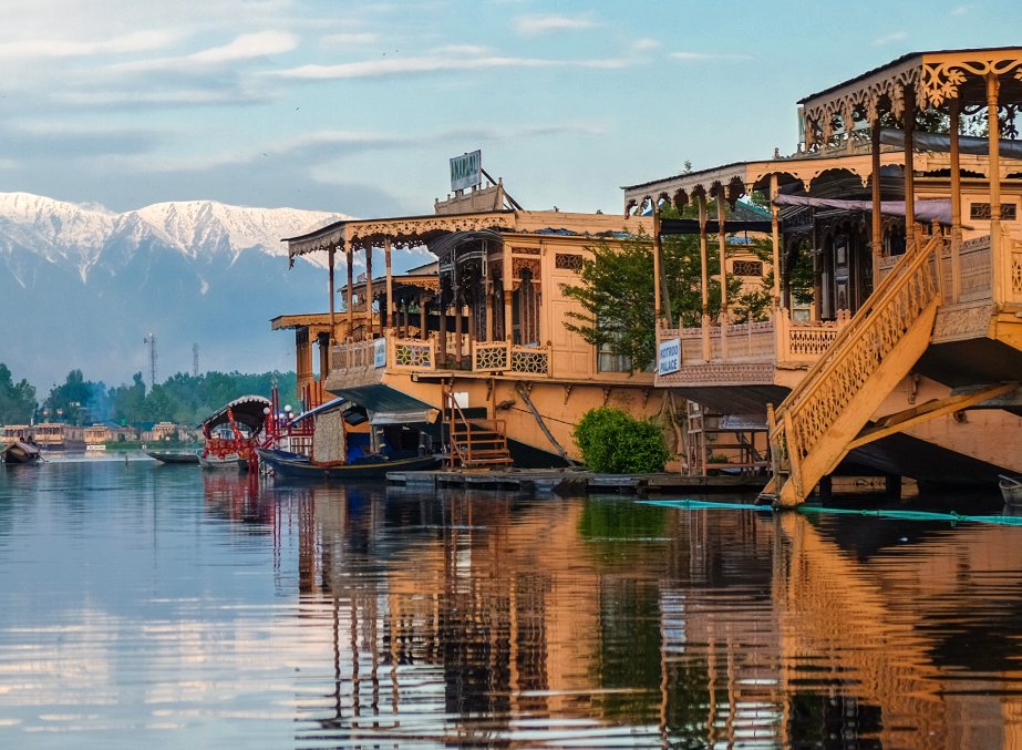 Dal Lake House Boat In Winter