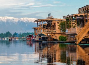 Stay in a houseboat